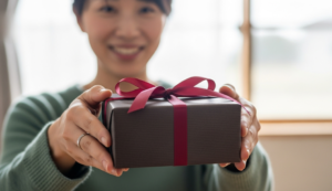 新築祝いは50万で問題ない？親族間の相場や贈与税・お返しの完全ガイド