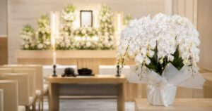 胡蝶蘭の花言葉と葬式・お葬式での意味｜白い胡蝶蘭を供える理由と色別マナーを解説